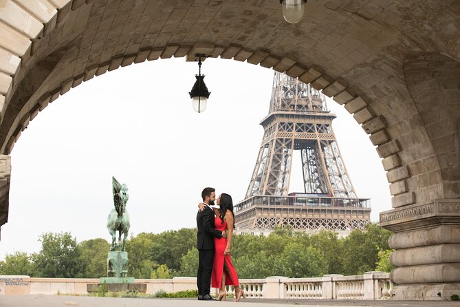1-hour Photoshoot at the Eiffel Tower Trocadero Paris - How the photographer helps you look natural