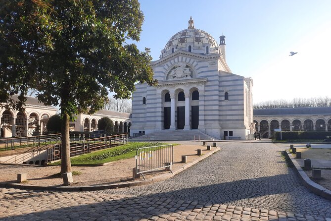 2.5 Hour Walking Tour of Père Lachaise Cemetery from Paris - Memorials that change the mood