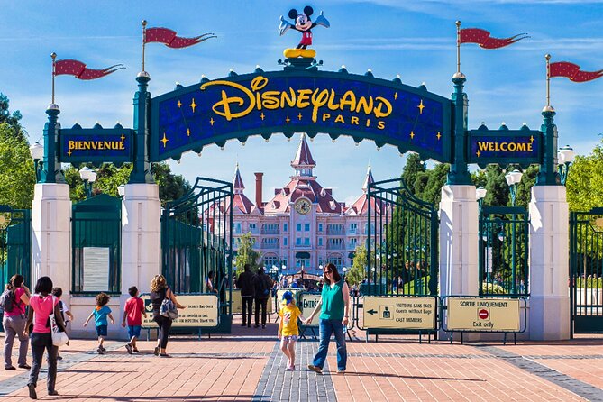 Airport Transfer Paris - Disneyland - Minivan 1-8 Passengers - Meeting your driver after customs