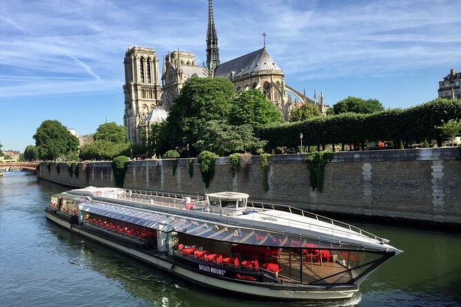 Bateaux Mouches Christmas Special Lunch Cruise in Paris - Christmas lunch when Paris slows down