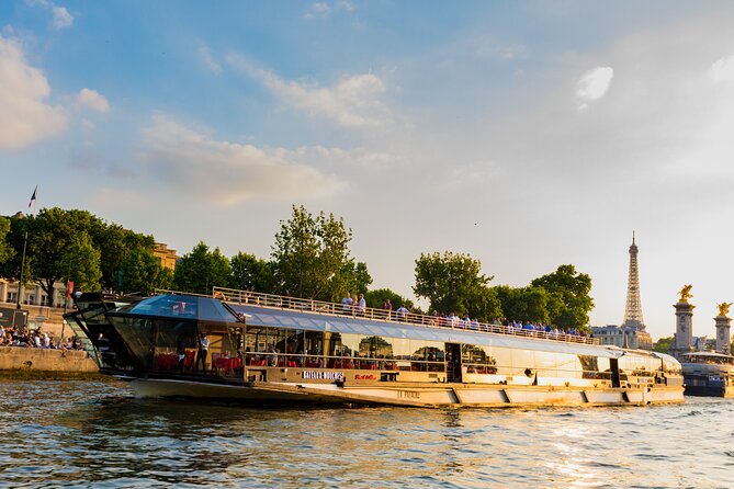Bateaux Mouches Dinner Cruise on the Seine River in Paris - The Eiffel Tower, Notre Dame and the Louvre by Night