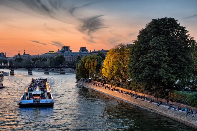 Bateaux Mouches Sightseeing Cruise in Paris with Champagne - Notre Dame and the Île de la Cité