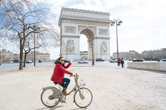Best of Paris by Bike with a Local - The Louvre Pyramid and the art of the photo stop