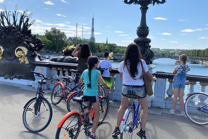 Bike Paris treasures with a live guide - Families & Friends - Starting at Hôtel de Ville