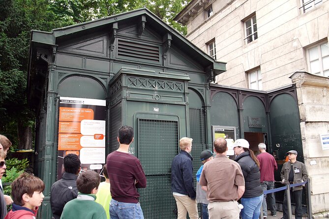 City Highlights Tour + Entry tickets for the Paris Catacombs - Leaving central Paris by metro