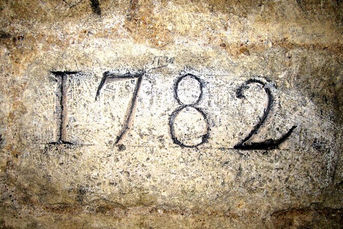 City Highlights Tour + Entry tickets for the Paris Catacombs - The guides make or break the city walk