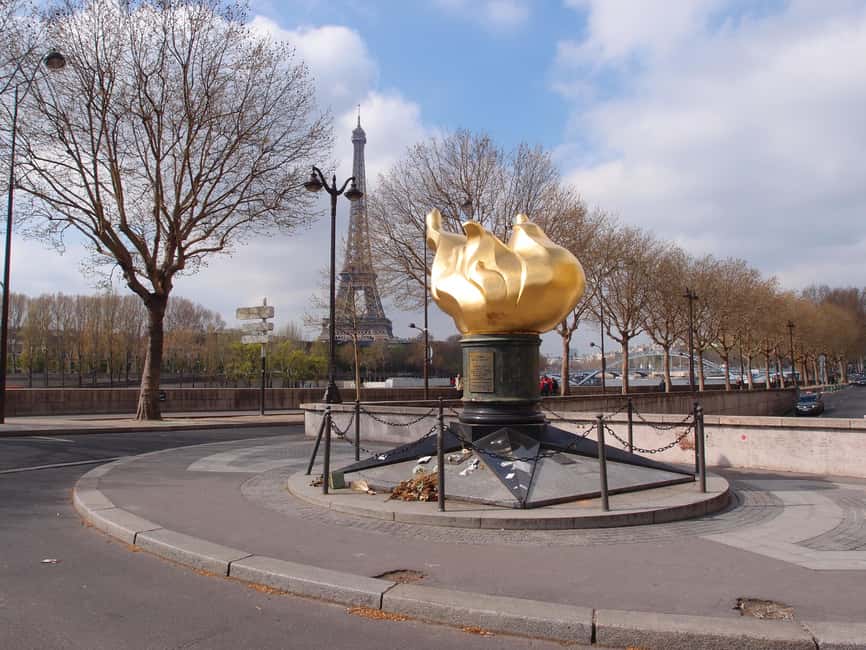 Classical and Monumental Paris Tour along the Seine River - Finishing beneath the Eiffel Tower
