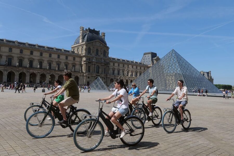 Discover Paris by bike - Palais-Royal and the Louvre: grand Paris in two stops
