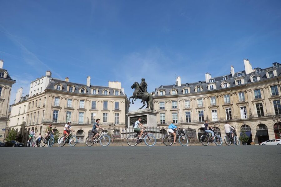 Discover Paris by bike - Île Saint-Louis is the tour’s natural pause