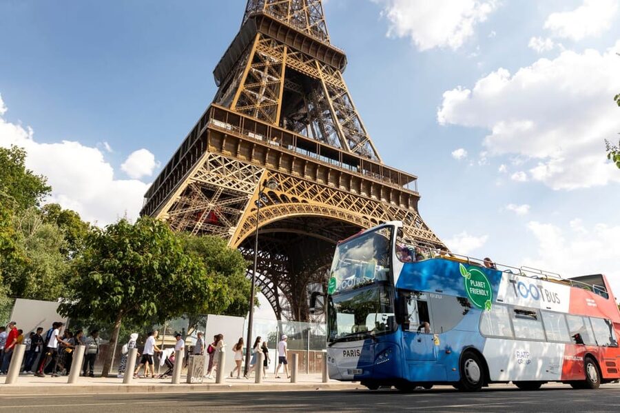 Disneyland Paris: Bus Sightseeing Tour in Paris - Audio commentary and host support