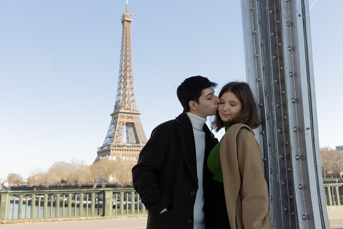 Eiffel and La Seine Photo Shoot - Paris Photographer - The avenue and La Seine add variety in 25 minutes