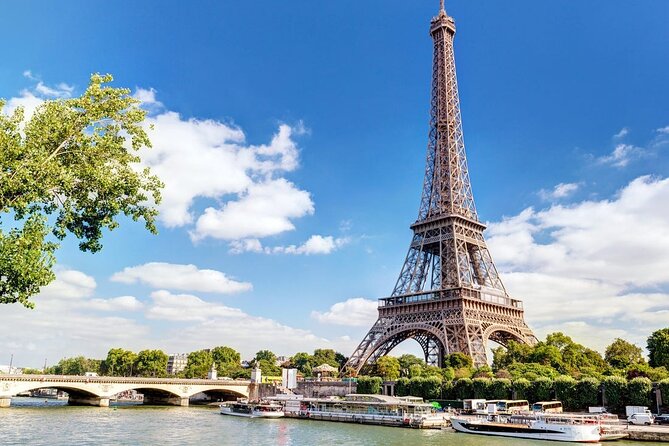 Eiffel Tower Access up to Summit with Guiding Host - The short introduction before the security entrance