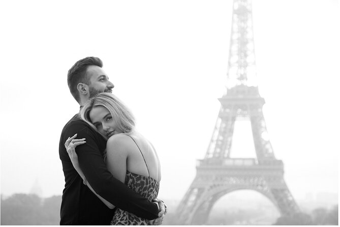 Eiffel Tower Private Photo Shoot - Pose help for couples, families, and solo portraits
