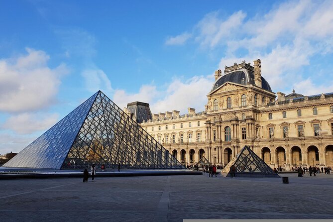 Entry ticket for the Louvre Museum in Paris - Arriving at the Pyramid entrance