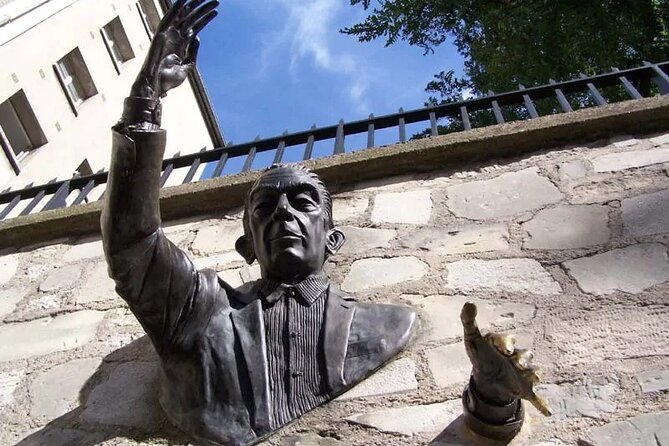 ESSENTIAL MONTMARTRE Walking Tour: the essential highlights+MORE! - Moulin Rouge and the cabaret tradition