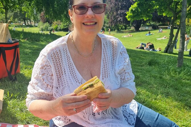 Exclusive Gourmet Picnic Experience at the Eiffel Tower - How the picnic works for families and groups