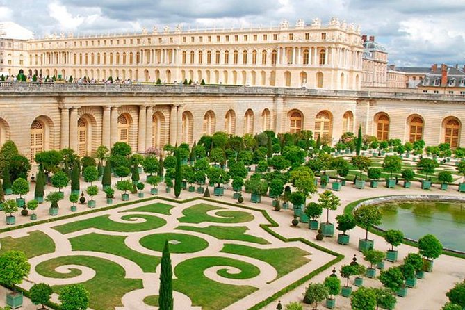 Excursion to Versailles by train with entrance to the Palace and Gardens - Why Versailles works better with a guide