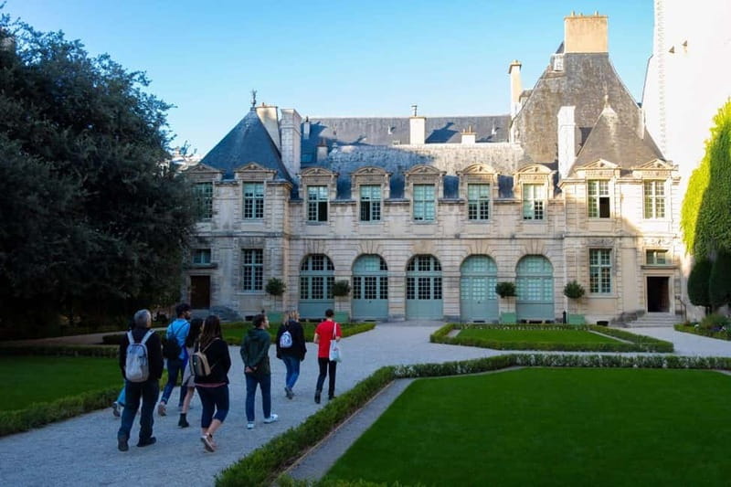 Explore the Marais: Culture, History & Hidden Gems of Paris - What the guides add to the experience