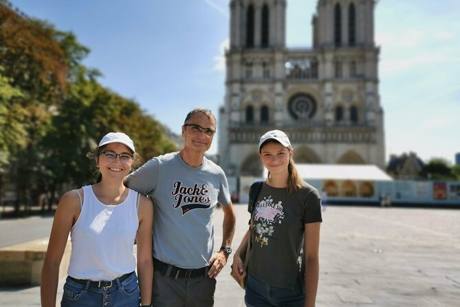 Family escape Game with kids and teens on the Île de la Cité - Riddles that mix fun with school skills