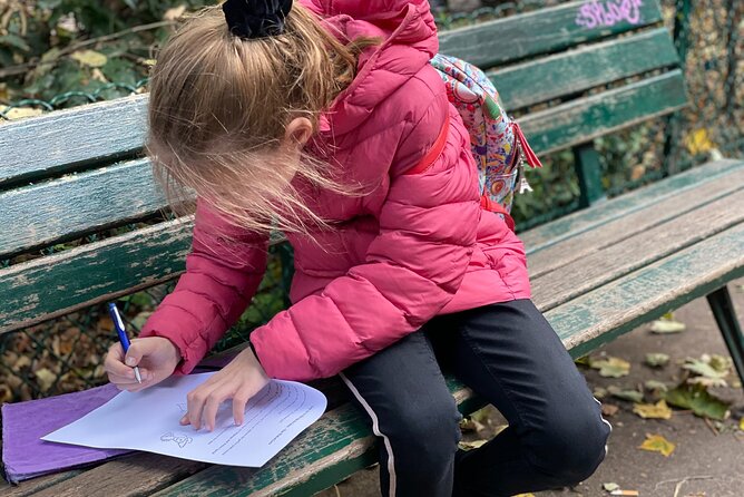 Family escape Game with kids and teens on the Île de la Cité - How the guide shapes the experience