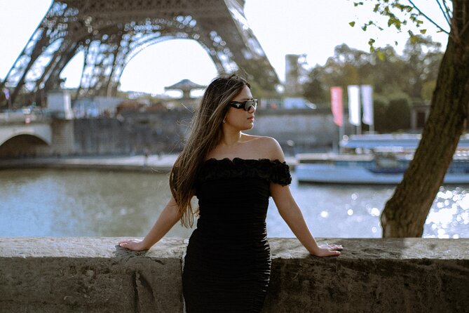 Feel like a star in Paris with photos and a mini movie! - The Louvre and its glass pyramid