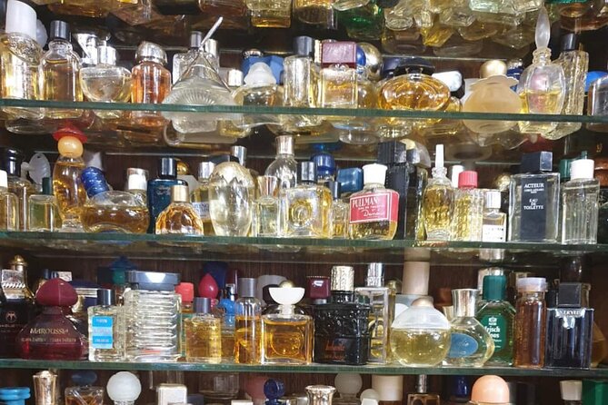 Flea Market Secrets near Montmartre: A Paris Hunt for Treasures - Finding useful souvenirs instead of ordinary souvenirs