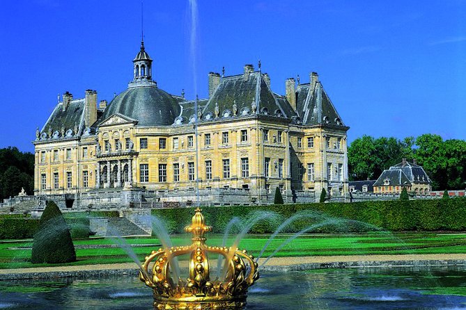 Fontainebleau and Vaux le Vicomte Chateaux Day Trip from Paris - Fontainebleau’s gardens and lakes