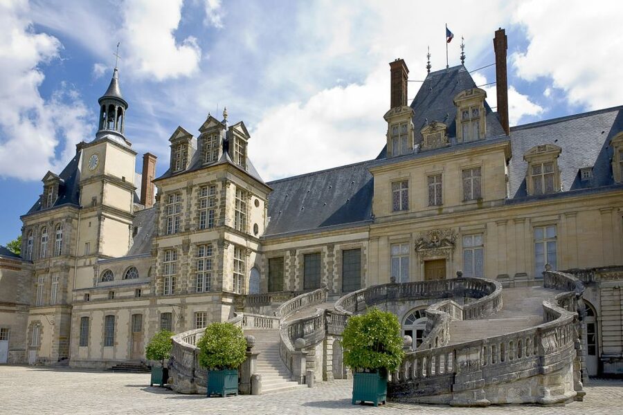 Fontainebleau & Vaux-le-Vicomte Châteaux Day Tour from Paris - Audio Guides Versus a Live Guide