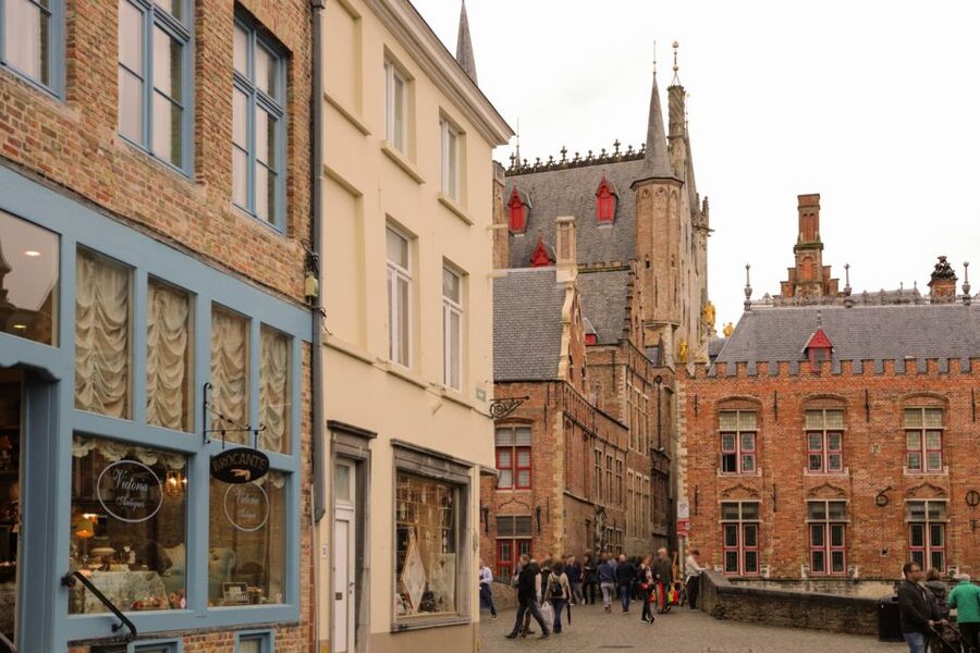 From Paris: Bruges Guided Tour with Hotel Pickup - Why Bruges works as a day trip from Paris