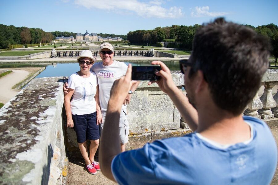 From Paris: Chateau de Fontainebleau & Vaux-Le-Vicomte Tour - The live guide and audio guides serve different purposes