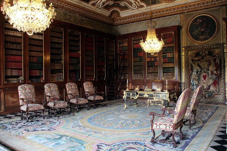 From Paris: Fontainebleau & Vaux-le-Vicomte Private Tour - Audio guides, commentary, and the level of independence