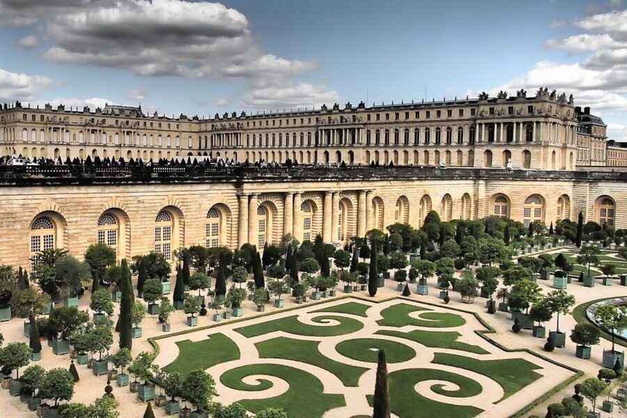 From Paris: Giverny and Versailles Private Full-Day Trip - A midday pause before Giverny