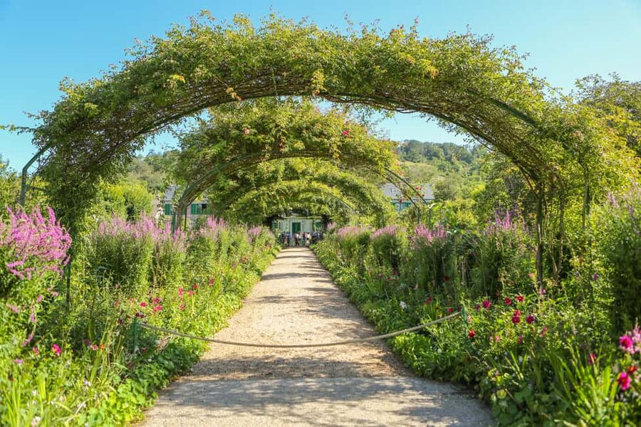 From Paris: Giverny Day Trip with Audio Guide or Live Guide - Who will enjoy this Giverny trip?