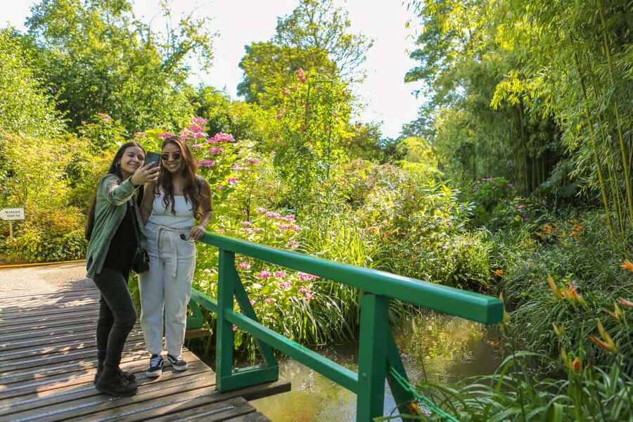 From Paris: Giverny Day Trip with Audio Guide or Live Guide - Monet’s house and the first garden