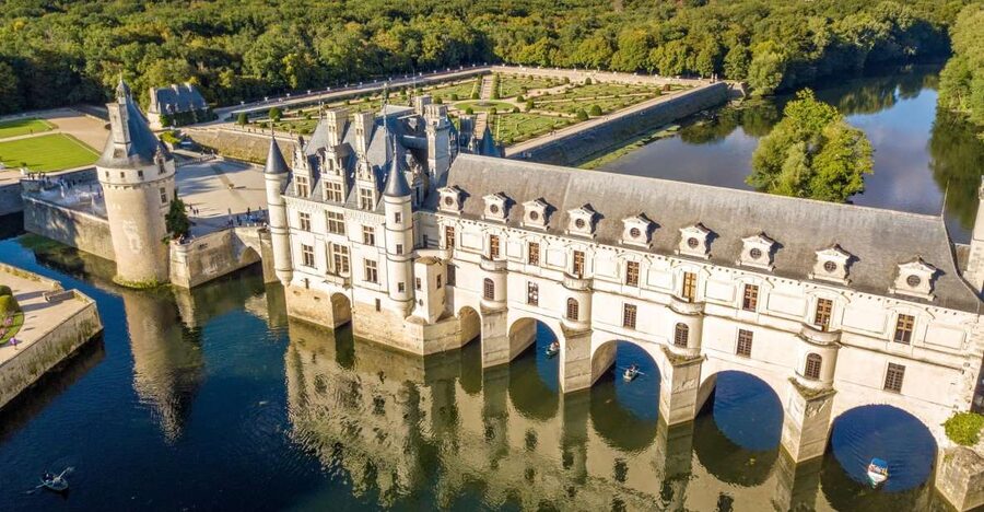 From Paris: Loire Valley Castles Day Trip With Wine Tasting - The guide makes the difference between a ride and a tour
