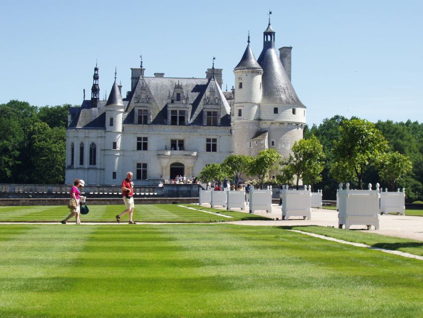 From Paris: Loire Valley Castles Full-Day Tour with Lunch - Three Loire castles, three very different moods