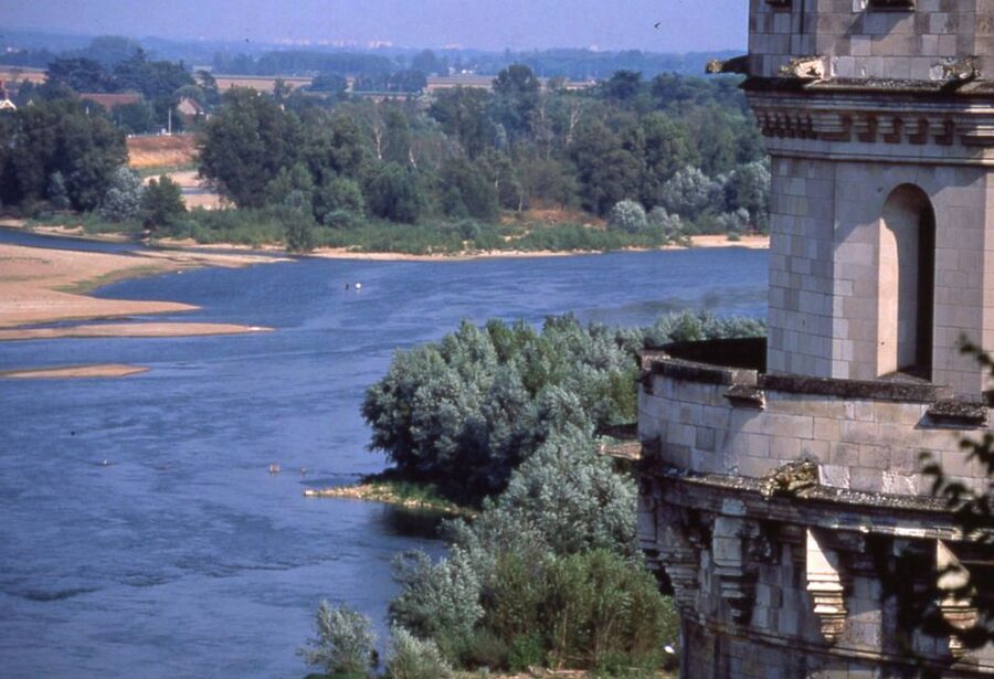 From Paris: Loire Valley Castles Full-Day Tour with Lunch - Starting from Paris and settling into the minibus