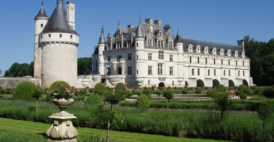 From Paris: Loire Valley Castles Full-Day Tour with Lunch - Chenonceau, the castle carried by the river