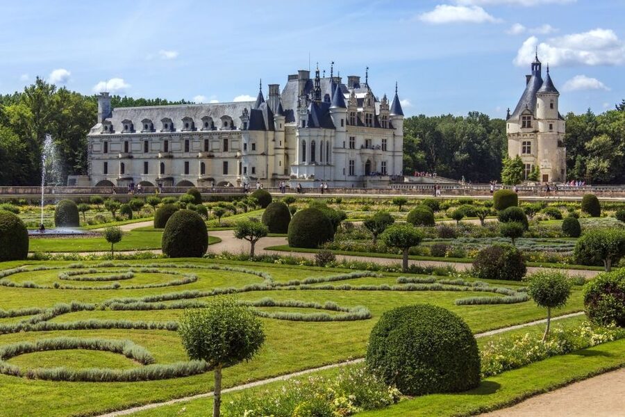 From Paris: Loire Valley Castles Tour with Hotel Transfers - The guide can make or break the castles