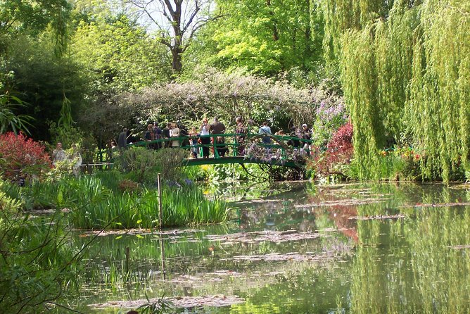From Paris: Monet Gardens & Giverny Bike Tour with Picnic Stop - Why the bicycle route makes Giverny more memorable