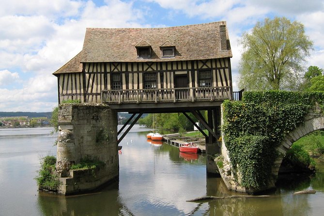 From Paris: Monet Gardens & Giverny Bike Tour with Picnic Stop - Choosing picnic supplies in Vernon