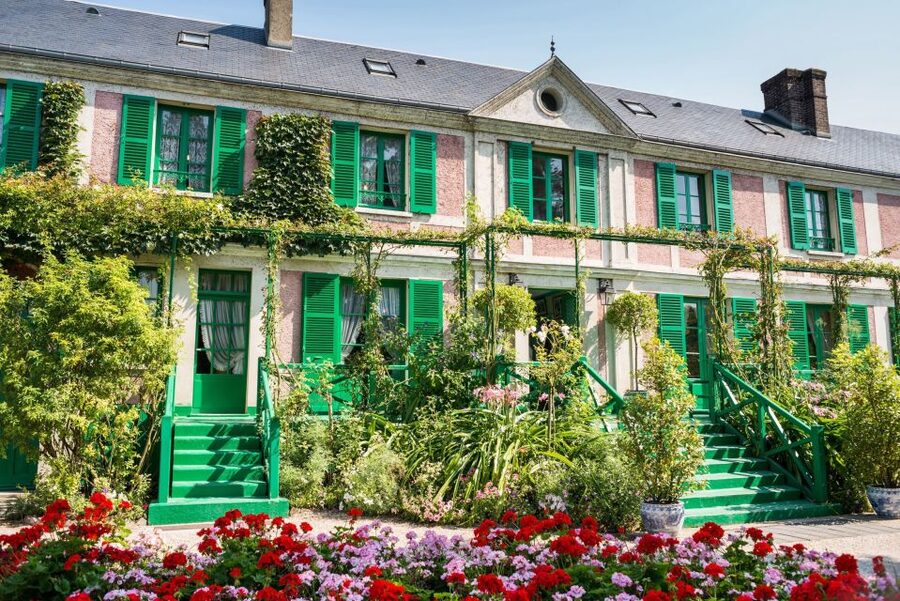 From Paris: Monet Impressionism Tour to Giverny by Minibus - Choosing a shared or private tour