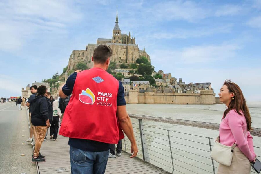 From Paris: Mont Saint-Michel Tour with Hotel Pickup Service - What the guide adds on the way