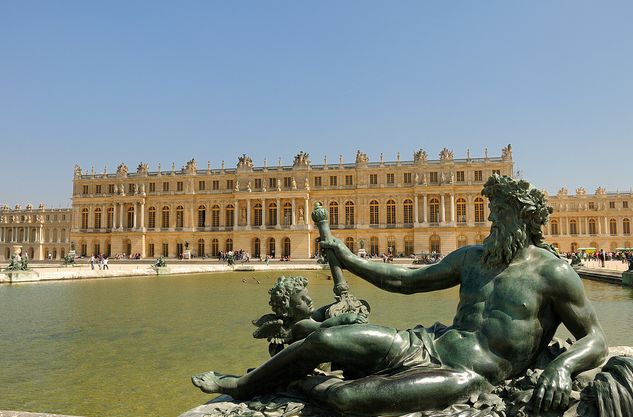 From Paris: Versailles Guided Tour by Deluxe Minibus - Why a guide changes Versailles