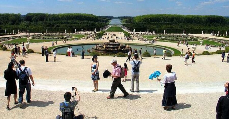 From Paris: Versailles Guided Tour by Deluxe Minibus - Entering the palace through a separate entrance