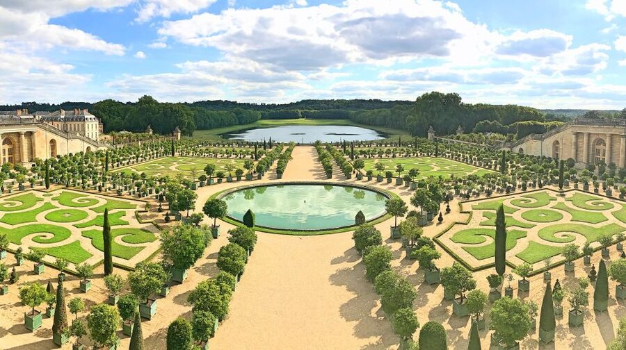 From Paris: Versailles Guided Tour with Skip-the-Line Ticket - From central Paris to the gates of Versailles