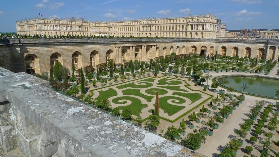 From Paris: Versailles Palace and Gardens Guided Experience - The guides are the heart of the experience