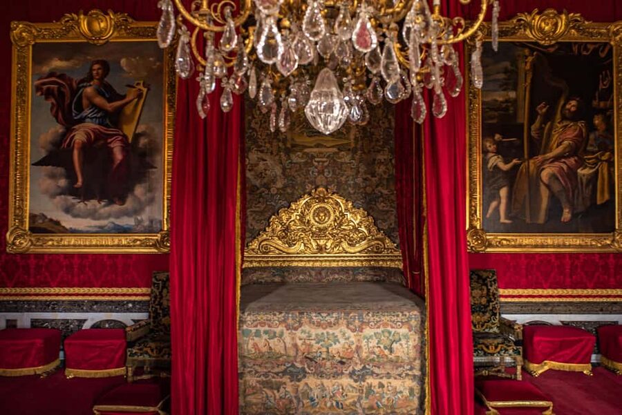 From Paris: Versailles Palace & Gardens Private Guided Tour - Fountains, paths, and what you can realistically see