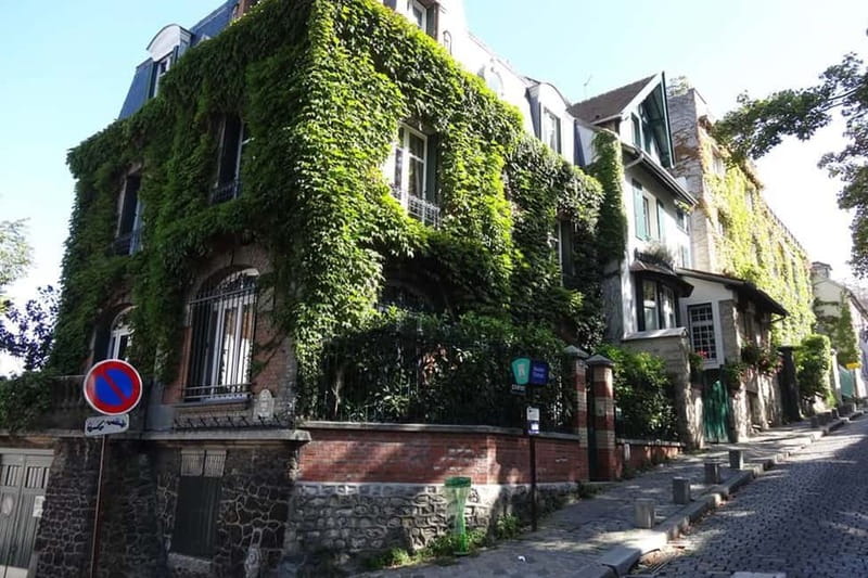 German private Walking Tour through Montmartre & Passages - Should you book the German Montmartre and Passages tour?