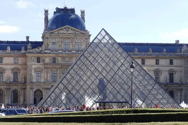 German private Walking Tour through Montmartre & Passages - Passage Jouffroy and Passage Verdeau